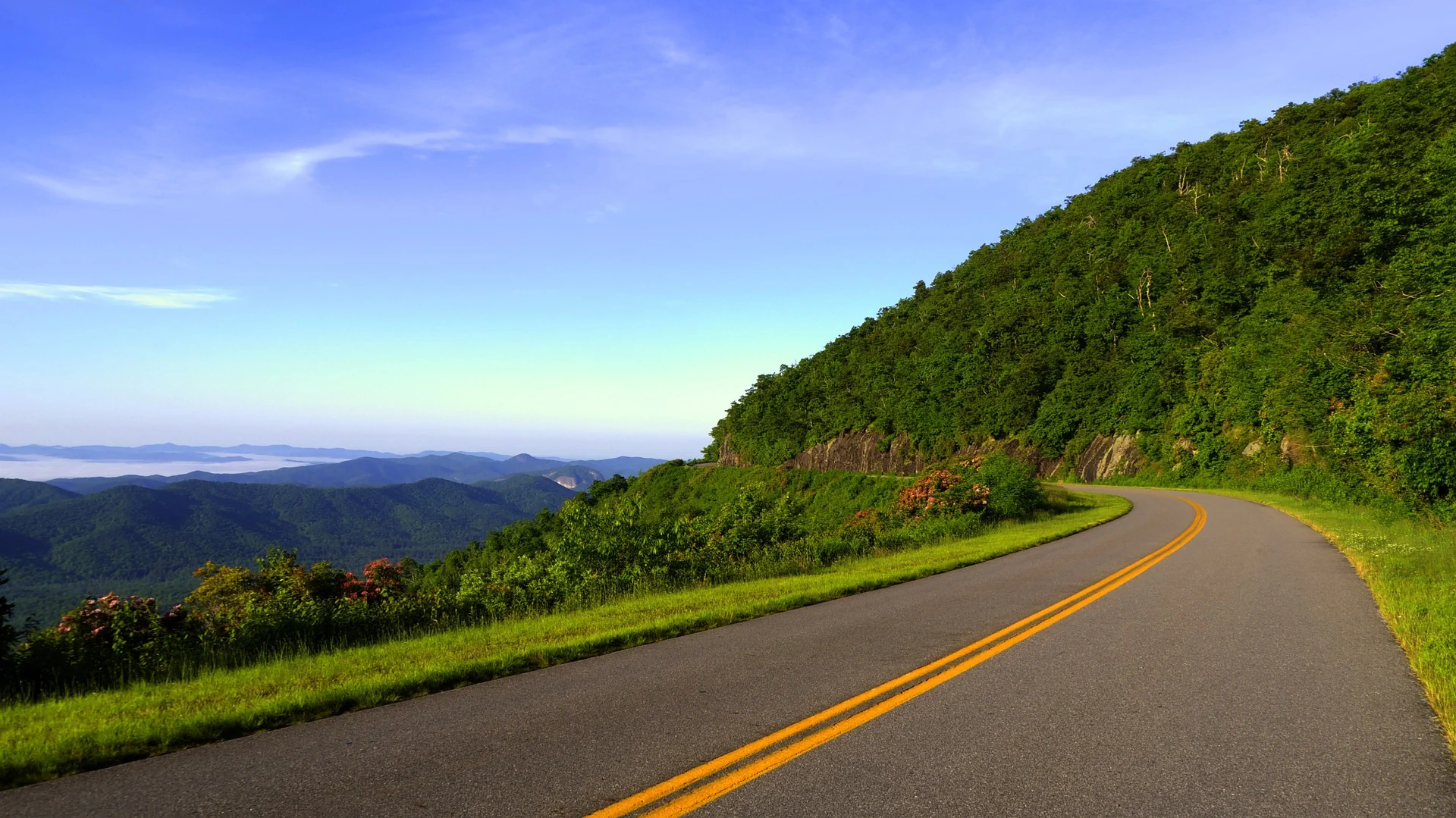 Beliebige Landschaft mit einer Straßen auf einem Berg
