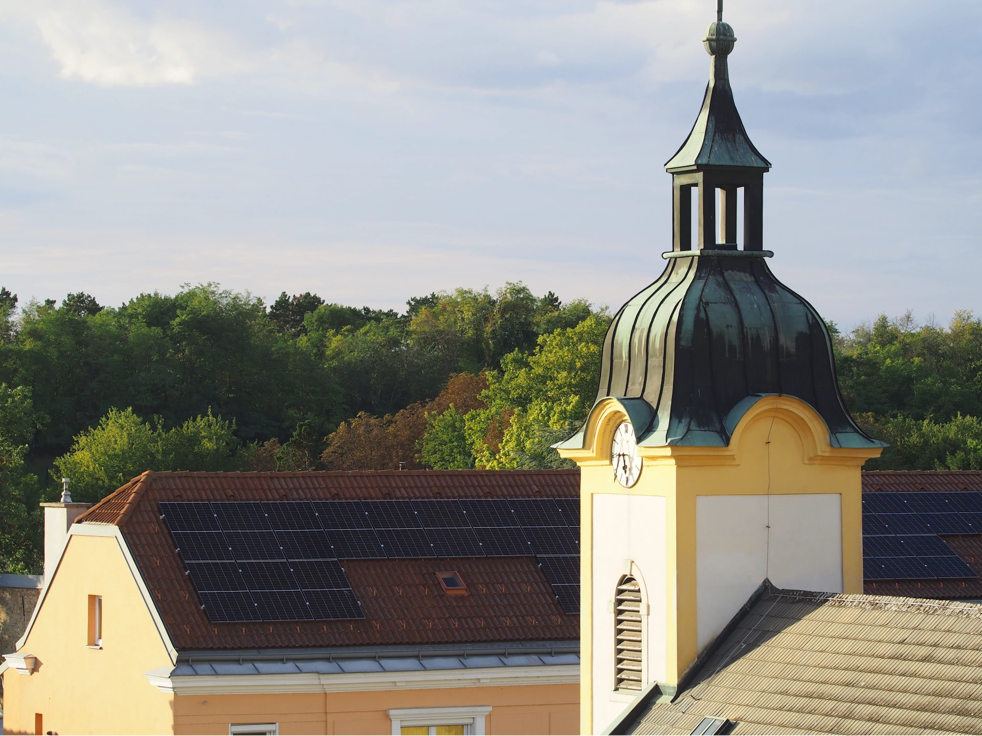 Photovoltaikanlage hinter dem Turm der Pfarre Klein-Neusiedl in Richtung Flughafen