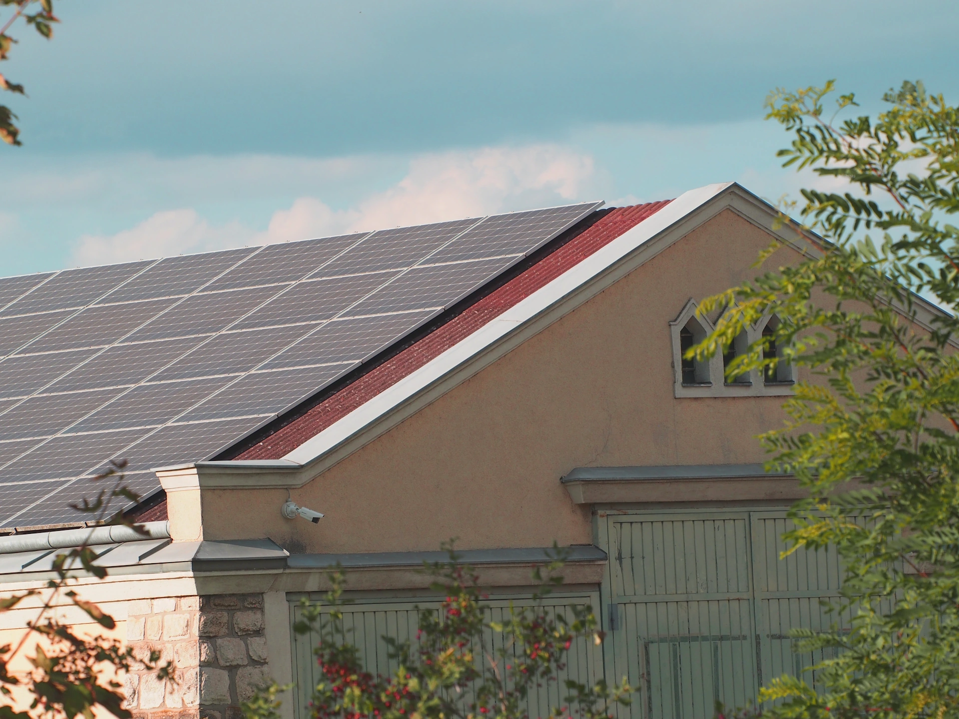 Photovoltaikanlage am Dach der ehemaligen LKW-Garage der Mühle Ludwig Polsterer