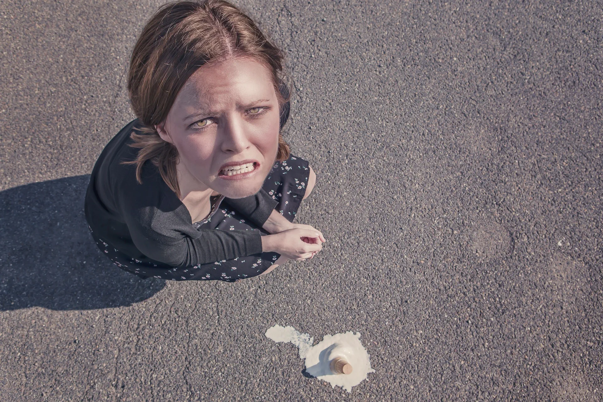 Frau ist verzweifelt, weil Ihr Eis hinuntergefallen ist